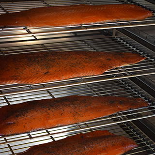 Saumons fumés sur grille