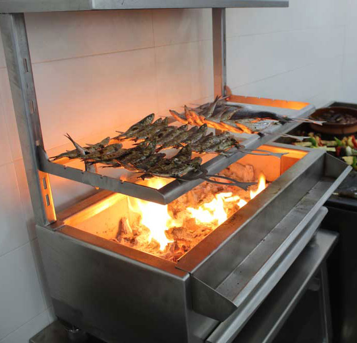 Bbq Robata avec cadre porte-brochettes