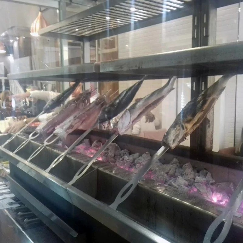 Robata 160 avec brochettes de poissons