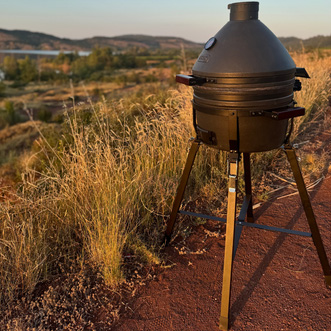 Kamado Quatro M sur support en extérieur