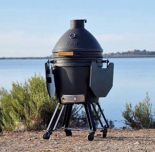 Kamado Quatro L sur chariot en extérieur