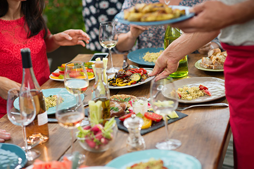 Repas festif en extérieur